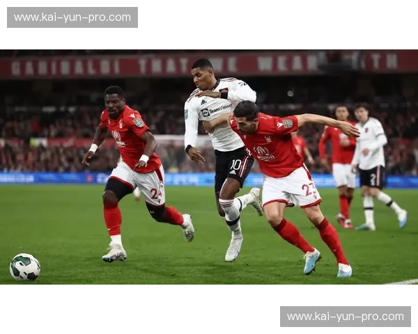 诺丁汉森林0-0闷平狼队，保级关键战互交白卷